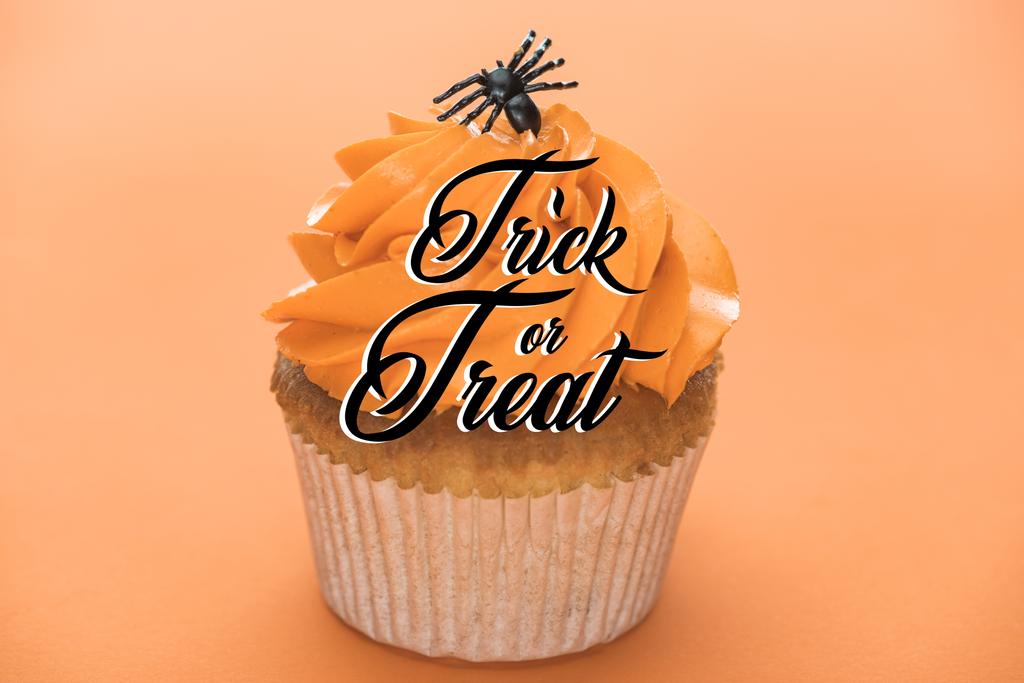 Siyah örümcekli korkutucu Cadılar Bayramı keki ve turuncu arka planda şaka mı şeker mi illüstrasyonu - Fotoğraf, Görsel