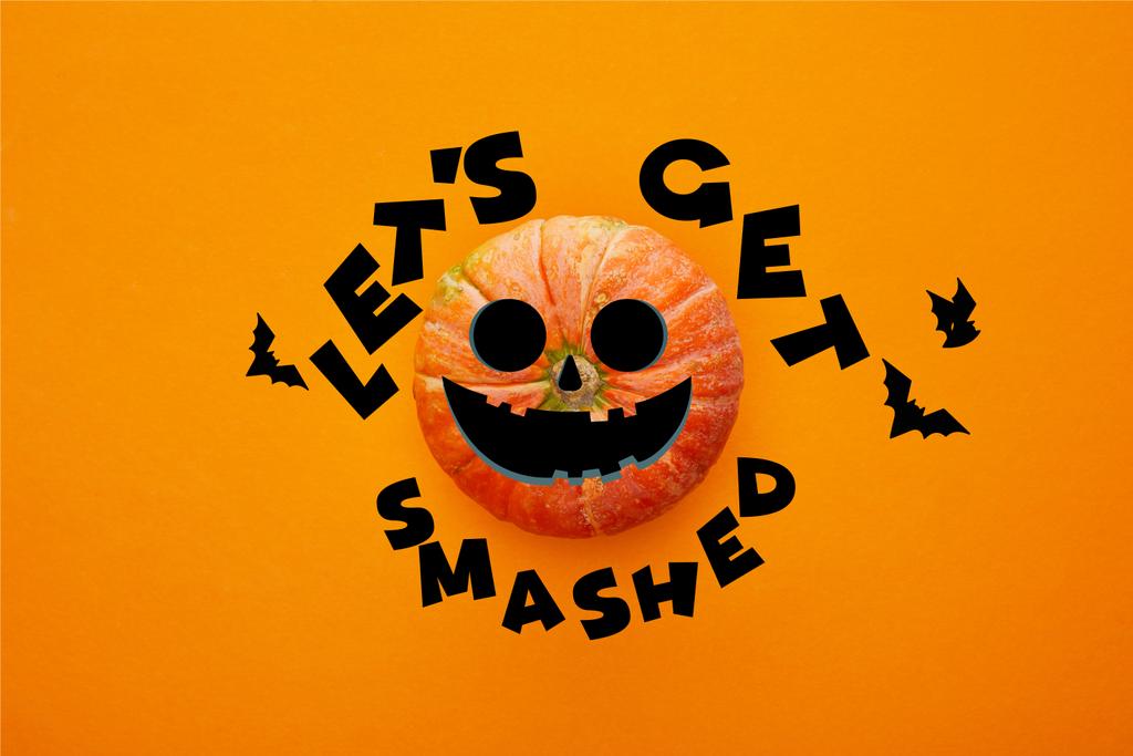 vista dall'alto di zucca su sfondo arancione con lascia ottenere schiacciato illustrazione, concetto di Halloween
 - Foto, immagini