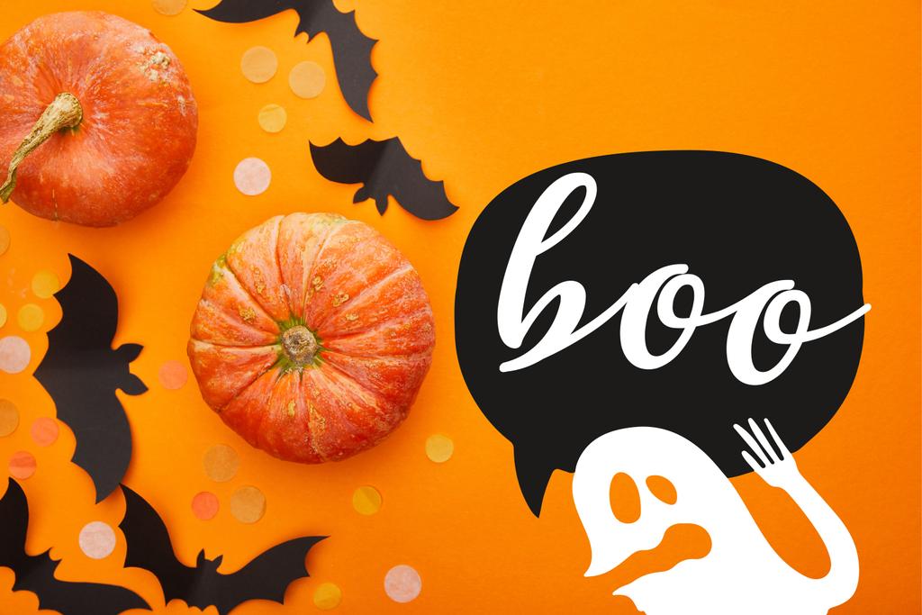 верхний вид тыквы, летучих мышей и конфетти на оранжевом фоне с буу и призрак иллюстрации, Хэллоуин украшения
 - Фото, изображение