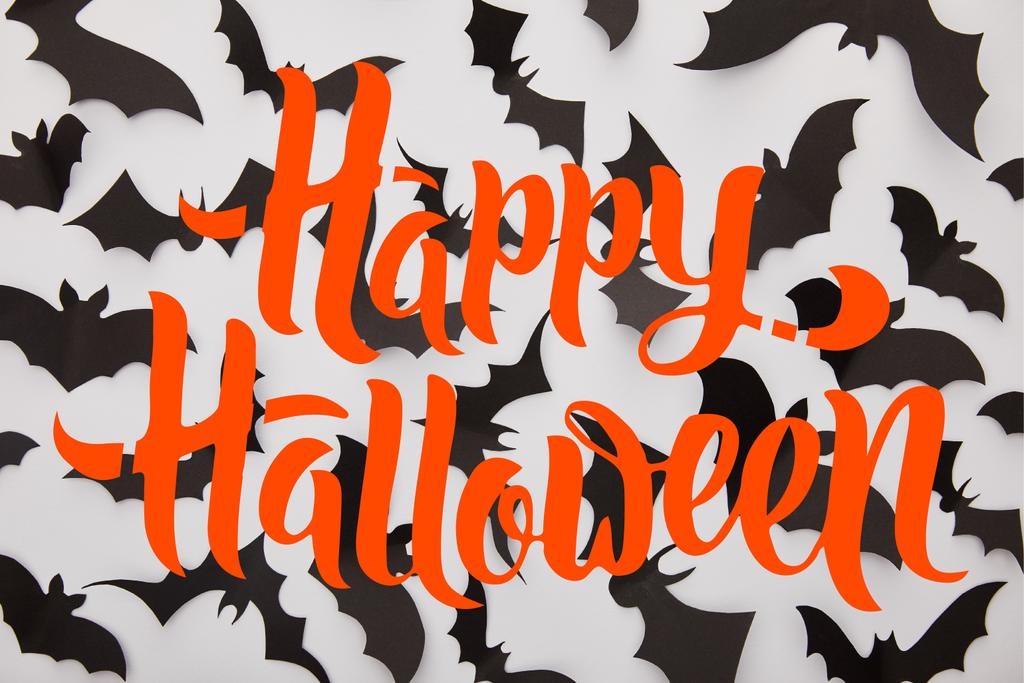 górny widok papieru czarne nietoperze na białym tle z czerwonym szczęśliwy ilustracja Halloween - Zdjęcie, obraz