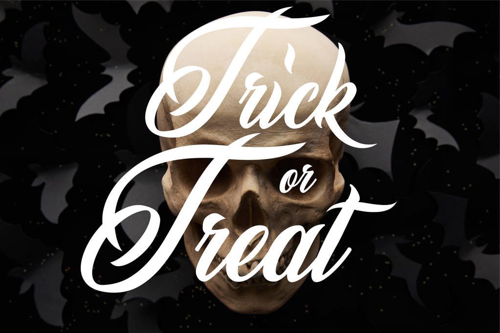murciélagos de papel y cráneo sobre fondo negro con truco o tratar ilustración, decoración de Halloween
 - Foto, Imagen