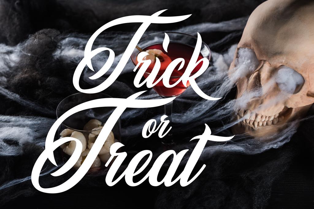 crânio humano assustador em iluminação vermelha, decoração de Halloween com truque ou ilustração tratar
 - Foto, Imagem