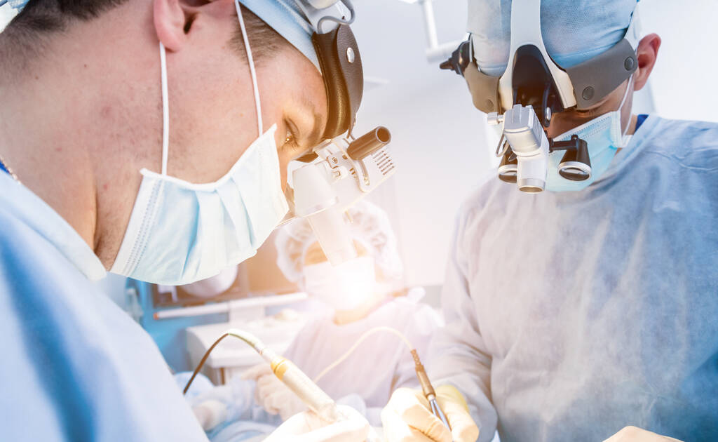 脊髄手術手術装置が付いている手術室の外科医のグループ。ラミネクトミー現代の医学的背景 - 写真・画像