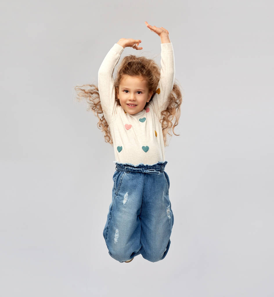Sonriente niña saltando - Foto, Imagen