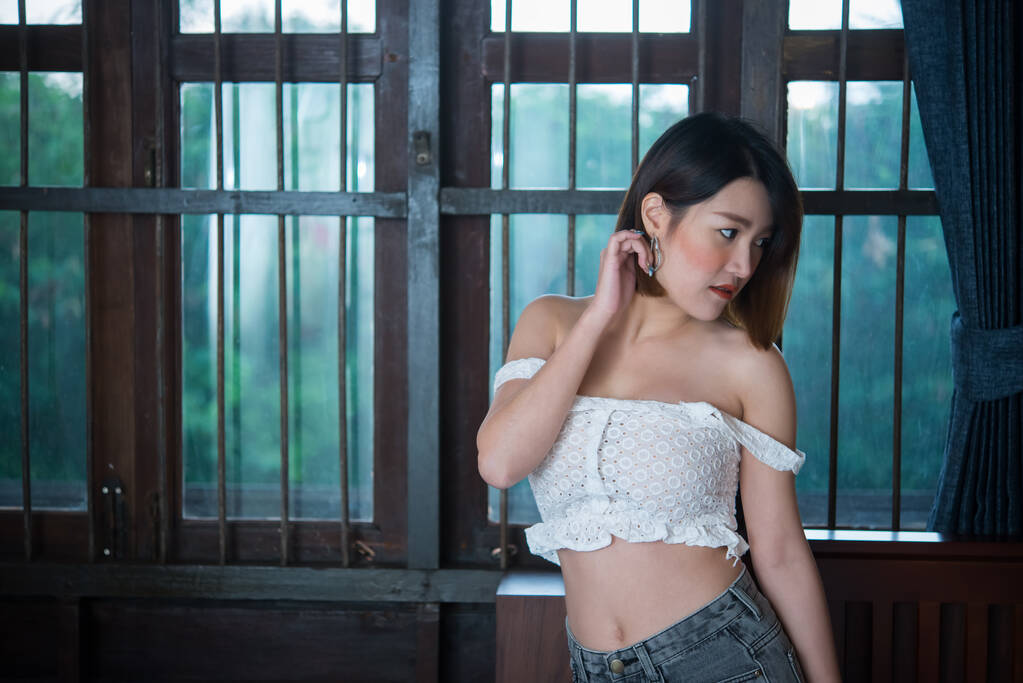 Portré gyönyörű ázsiai szexi nő a hálószobában, Thaiföld emberek, Pose egy kép, - Fotó, kép