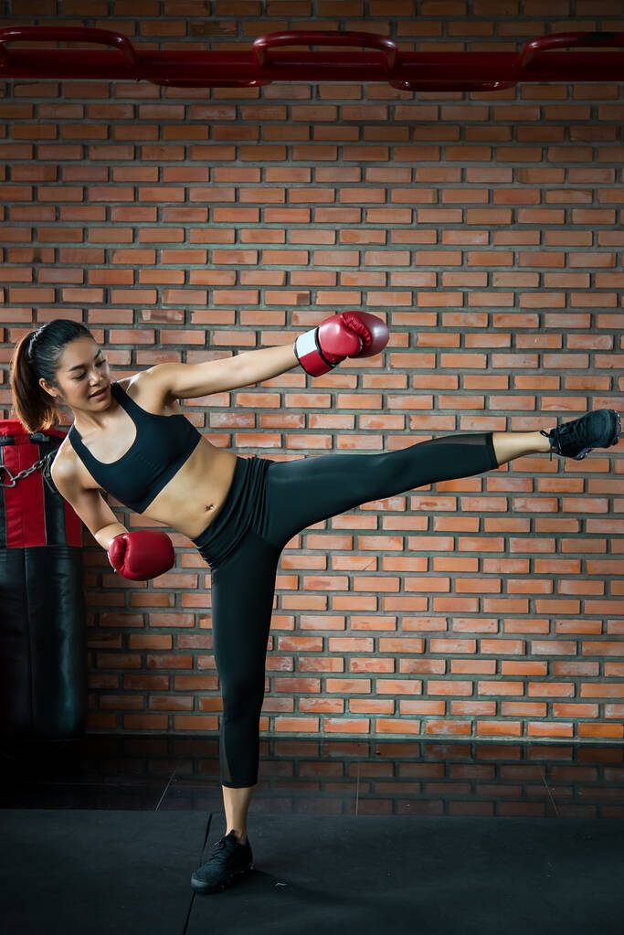 Asijské sportovní žena nosit boxerské rukavice kick boxer v tělocvičně, Thajsko lidé cvičení - Fotografie, Obrázek