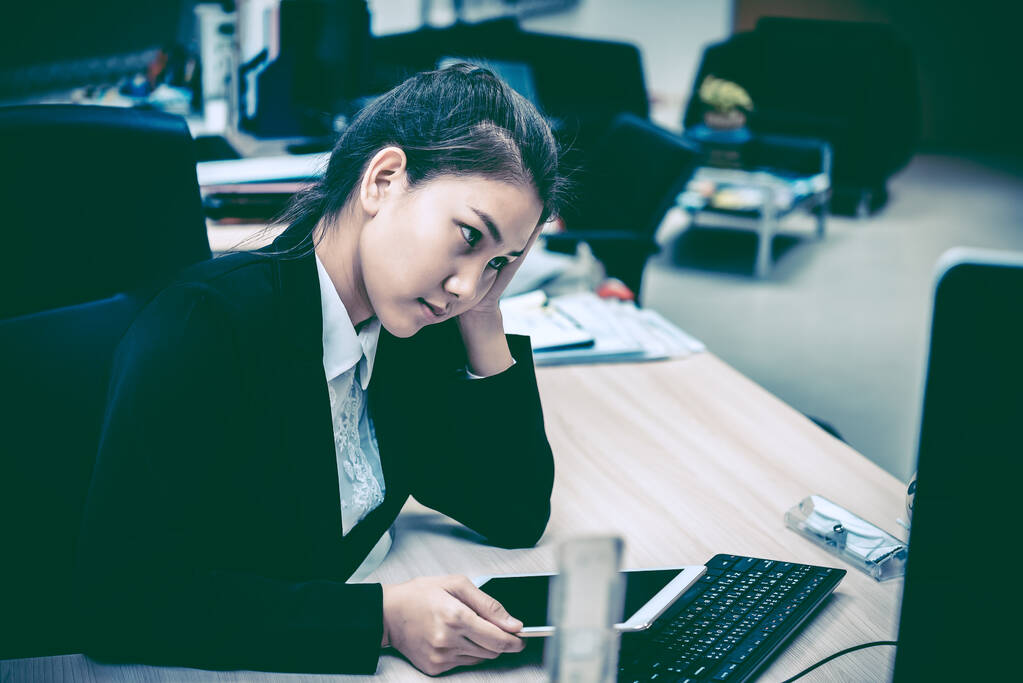 asiatische Geschäftsfrau Stress von harter Arbeit, thailändische Arbeiterin im Büro, dunkler Ton - Foto, Bild