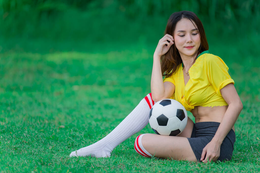 Портрет сексуальної азіатської жінки в сукні футболіста, концепція м'яча чашки світу, народу Таїланду, німецького фанклапу
 - Фото, зображення