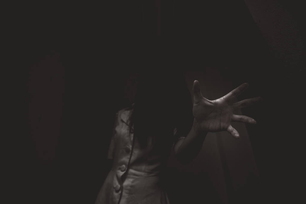 Retrato de mujer asiática conforman la cara de fantasma con sangre, Escena de horror, Fondo de miedo, Cartel de Halloween, Tailandia personas
 - Foto, imagen