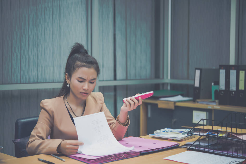 jonge zakenvrouw gestrest van het werk overbelasting tijdens het werken in het kantoor - Foto, afbeelding