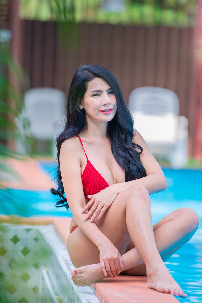 Πορτρέτο της ασιάτισσας όμορφης γυναίκας με μπικίνι στην πισίνα, Ταϊλάνδη  - Φωτογραφία, εικόνα