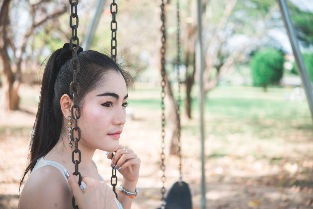 Retrato de la triste mujer asiática lloran en el parque, Tailandia personas concepto de angustia - Foto, Imagen
