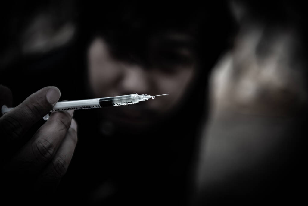Азіатський чоловік носить чорну наркозалежну, наркозалежну і шоковану непритомність, ліки спричиняють смерть, Таїланд, вводять героїн до кровоносних судин. - Фото, зображення
