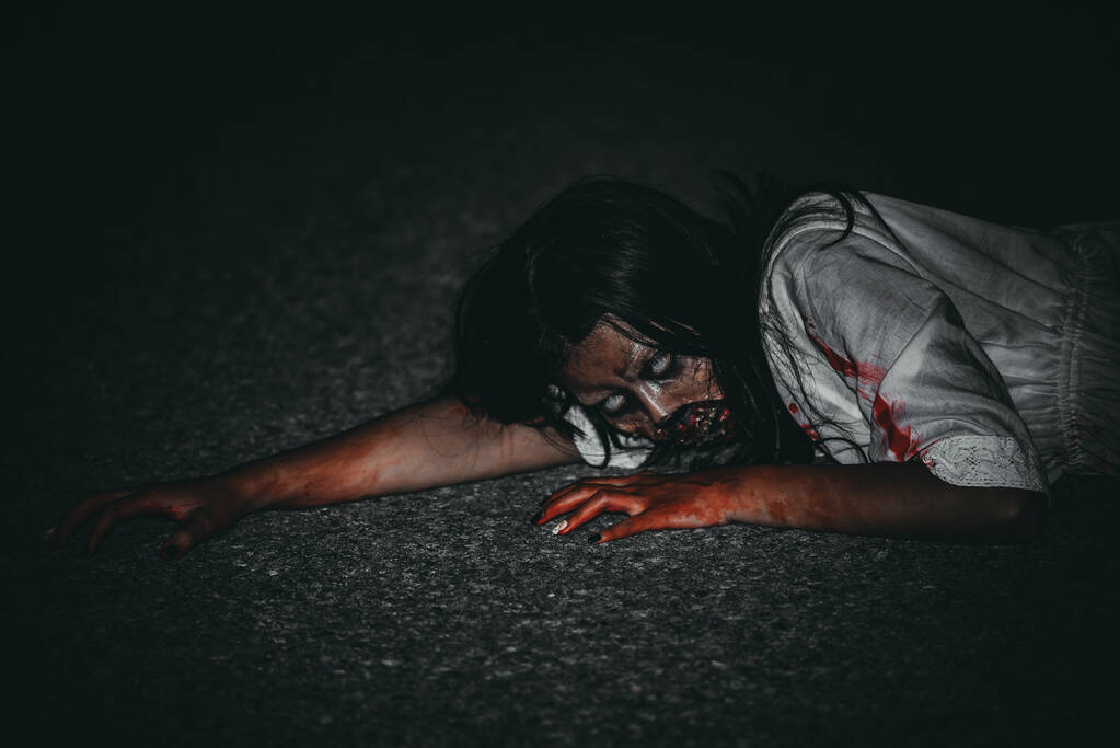 Retrato de mujer asiática conforman la cara fantasma, Escena de horror, Fondo de miedo, Cartel de Halloween
 - Foto, Imagen