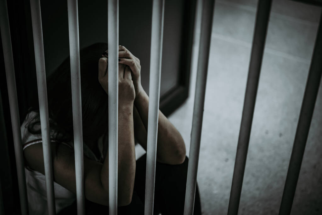 Retrato de mulher desesperada para pegar prisão de ferro, conceito de prisioneiro - Foto, Imagem