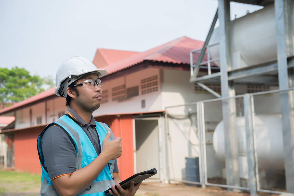 Ingenieros trabajan lugar para mantener helio líquido, mantenimiento preventivo programa de verificación, Tailandia personas
 - Foto, imagen