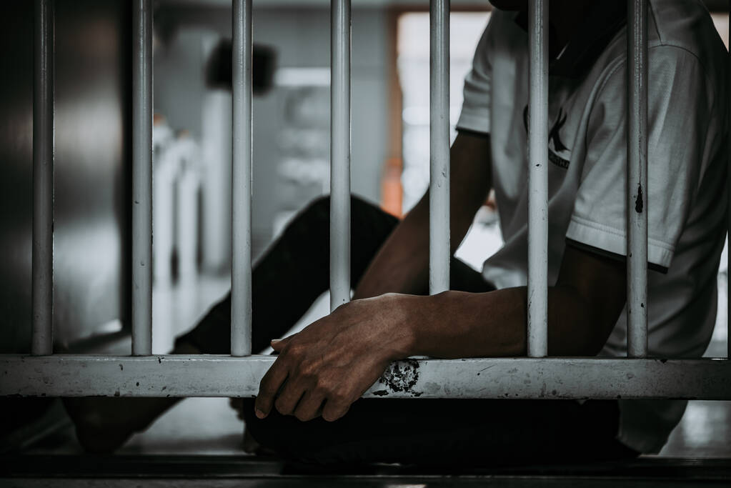 鉄の刑務所、囚人の概念、タイの人々をキャッチするために必死の男の手、自由への希望. - 写真・画像