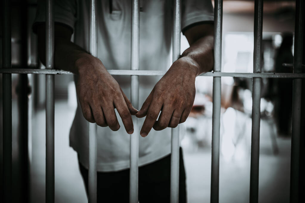 Ruce muže zoufale snaží chytit železné vězení, vězeň koncept, thailand lidé, Doufám, že bude volný. - Fotografie, Obrázek