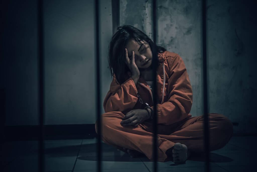 Πορτρέτο της γυναίκας απελπισμένη να πιάσει τη σιδερένια φυλακή, φυλακισμένη έννοια - Φωτογραφία, εικόνα