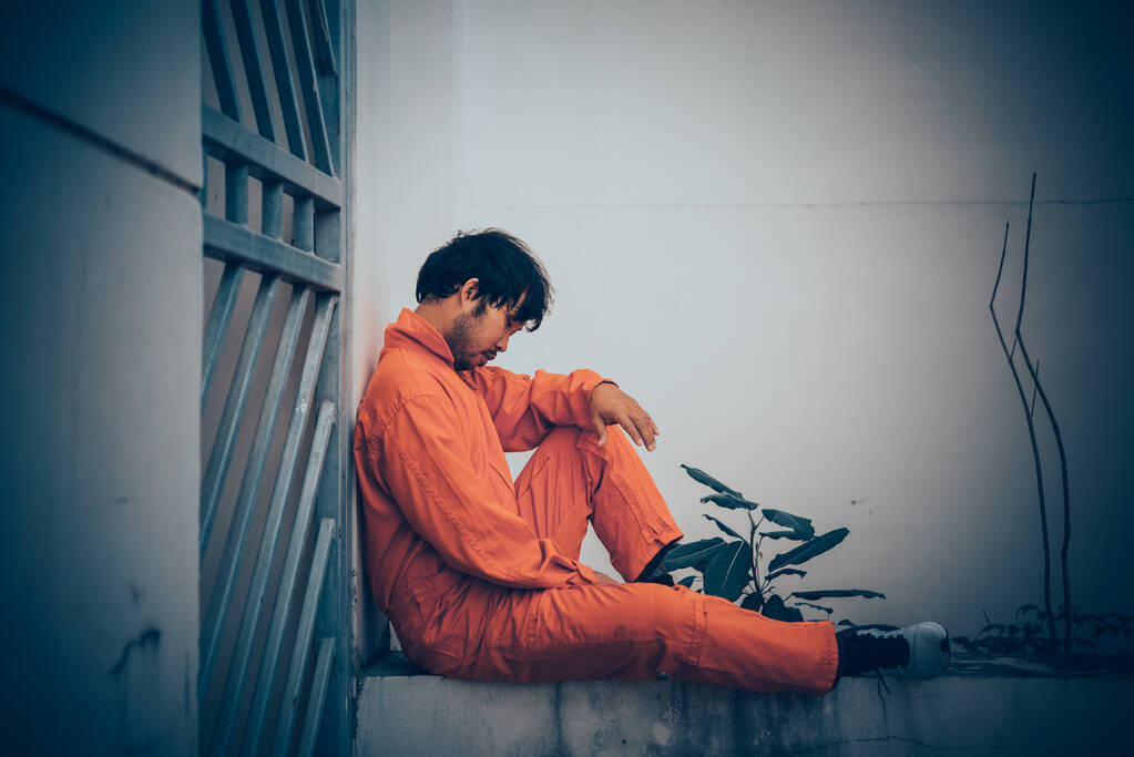 aziatische man in gevangenis uniform, gevangene concept - Foto, afbeelding