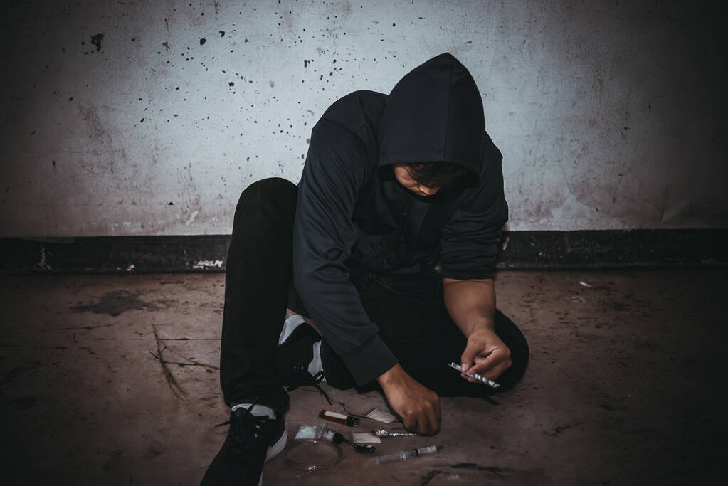 Os homens asiáticos são viciados em drogas para injetar heroína. Droga Flakka ou droga zumbi é perigoso risco de vida, Tailândia não ao conceito de droga
 - Foto, Imagem