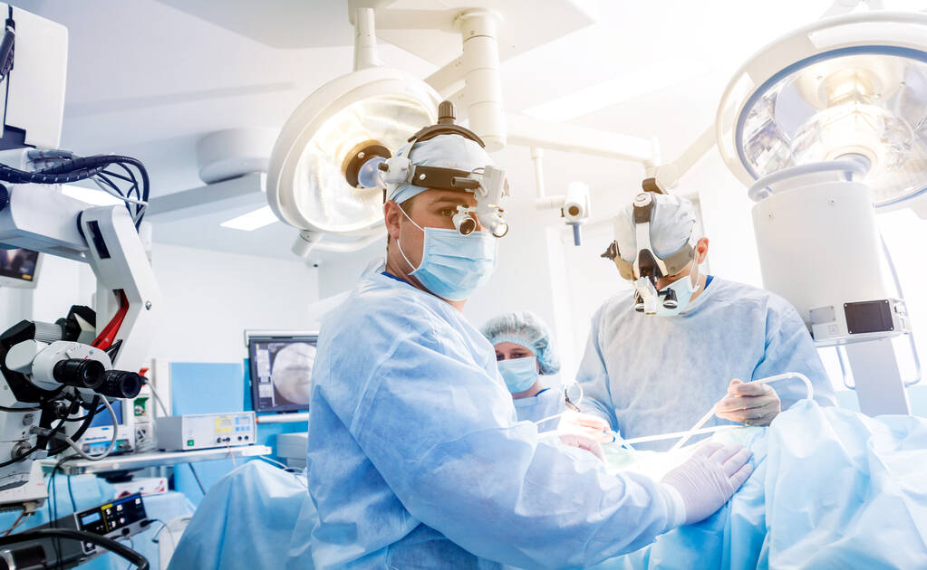 Portrét páteřního chirurga na operačním sále s chirurgickým vybavením. - Fotografie, Obrázek