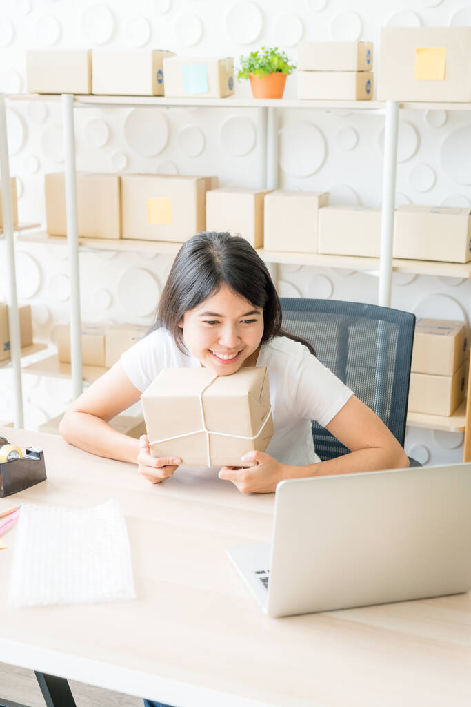 Mujer Asiática propietaria de un negocio trabajando en casa con caja de embalaje en w
 - Foto, Imagen