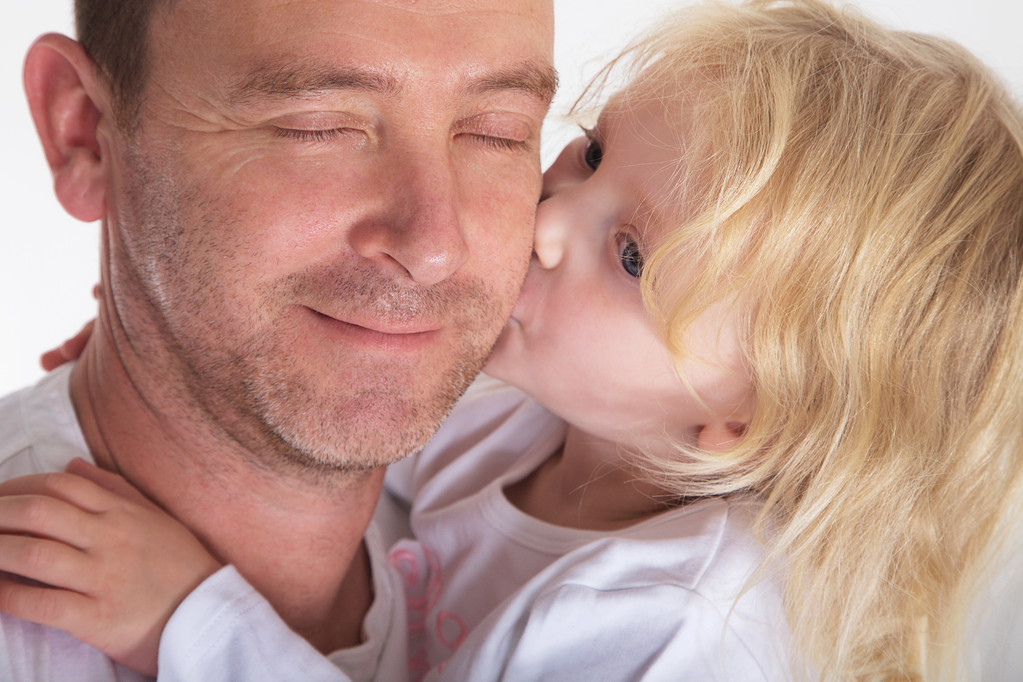 Père tenant fille l'embrassant souriant
 - Photo, image