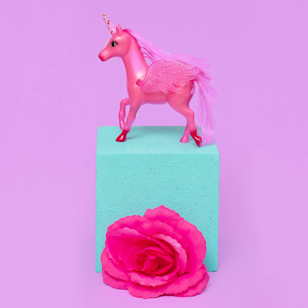 Einhorn Spielzeug im geometrischen Raum. Minimale Kunst. rosafarbene Stimmung - Foto, Bild