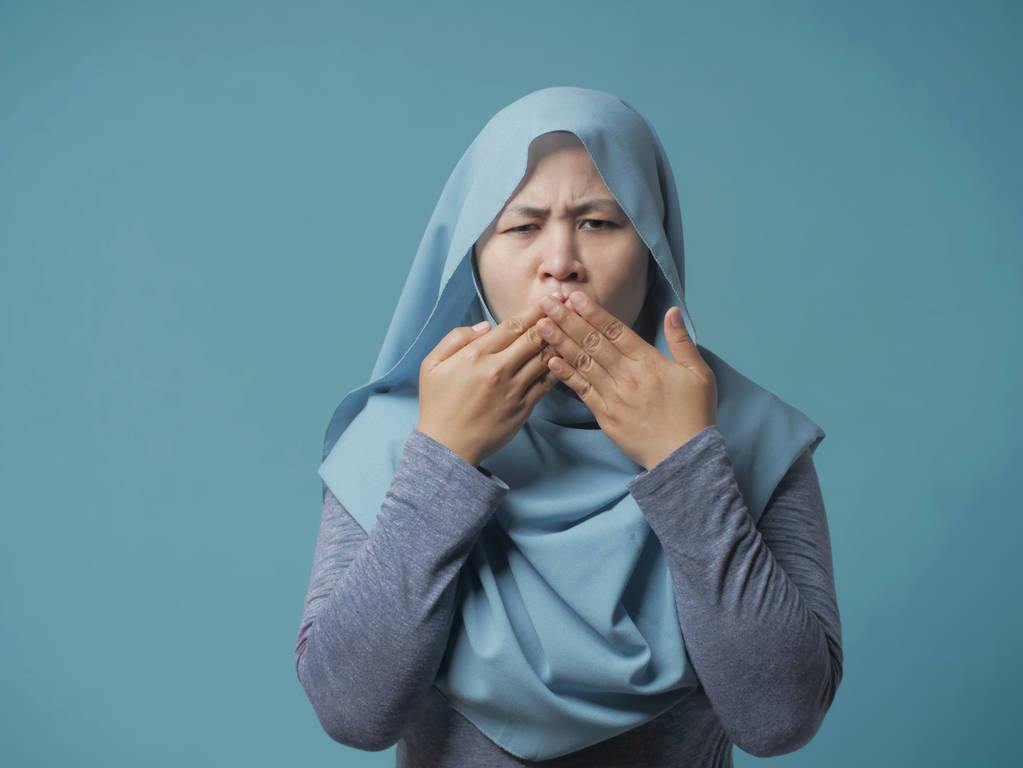 Muzulmán Lady döbbenten és lezárása a szája  - Fotó, kép