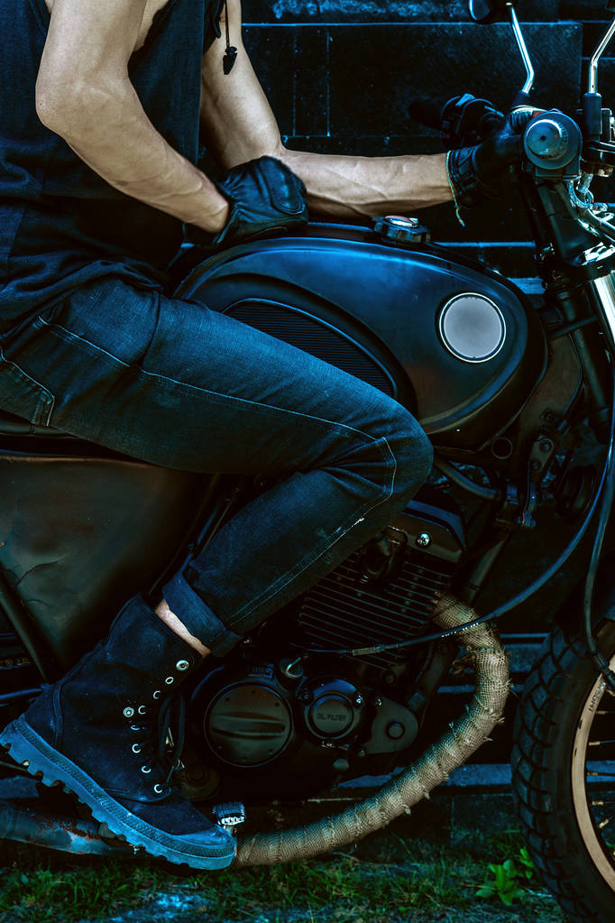 Adventurer i jego czarny motocykl - Zdjęcie, obraz