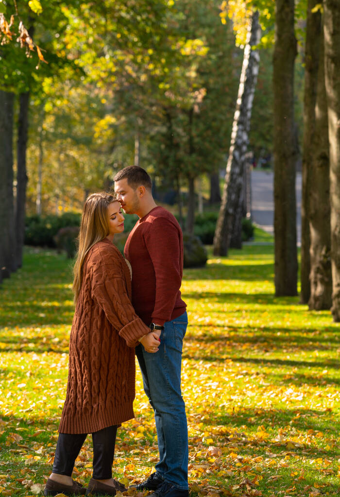 Romantyczna młoda para w jesiennym parku - Zdjęcie, obraz