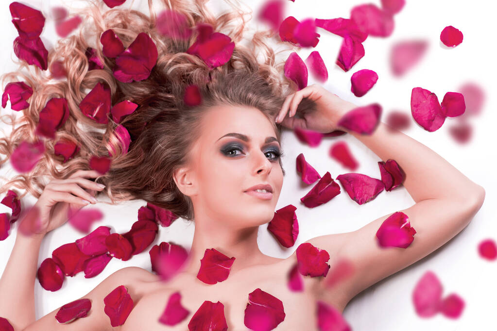 Kaunis ja seksikäs malli ruusun terälehtiä, eristetty valkoisella taustalla
. - Valokuva, kuva