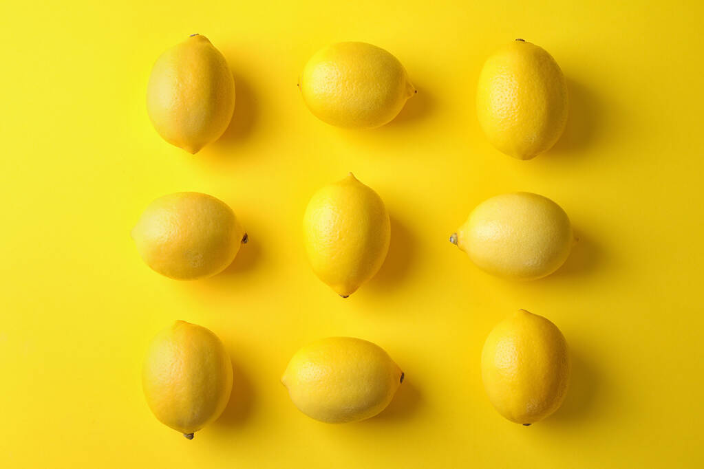 Sarı arka planda olgun limon meyveleri. - Fotoğraf, Görsel