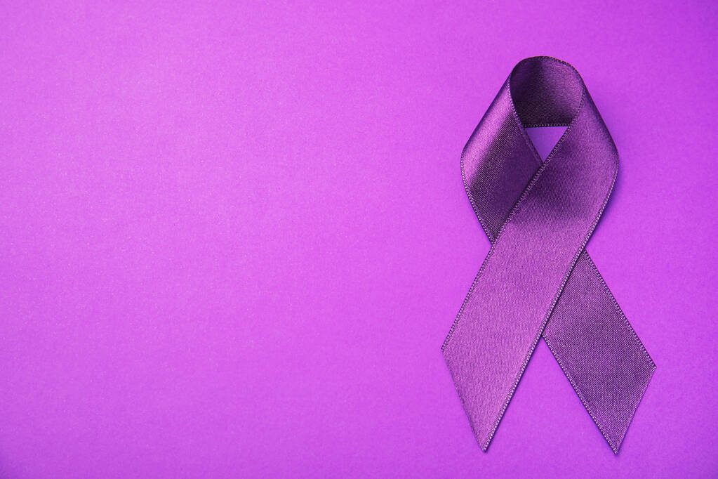 ライラックの背景に紫色のリボン、テキストのためのスペース付きのトップビュー。家庭内暴力意識 - 写真・画像
