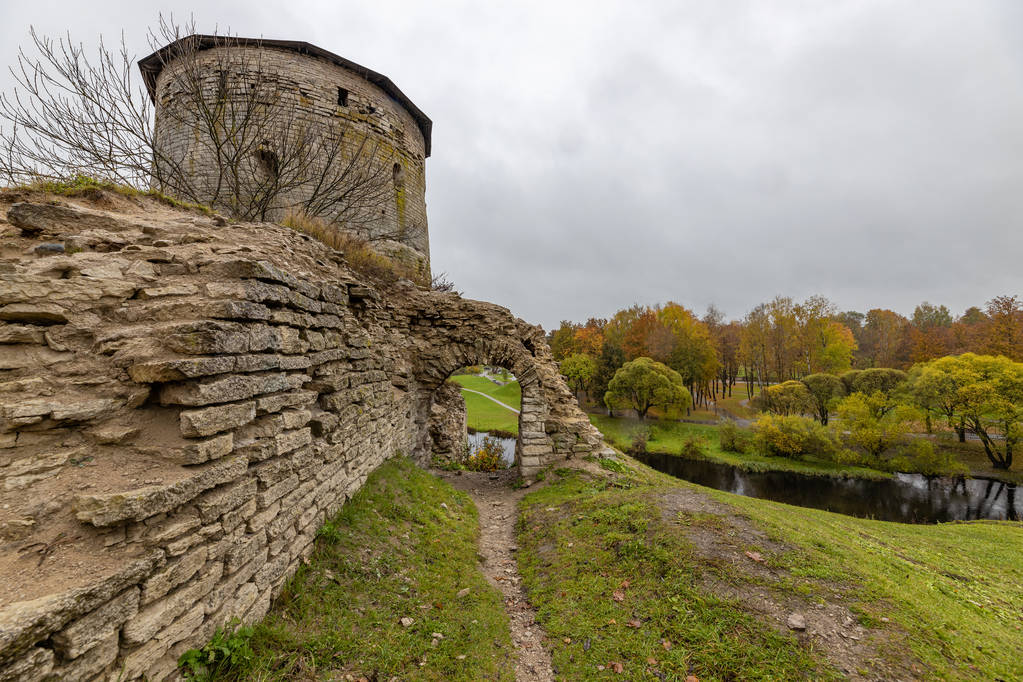 Una torre de Gremyachaya en ruinas en la colina de Gremyachaya en Pskov en la orilla del río Pskova
 - Foto, Imagen