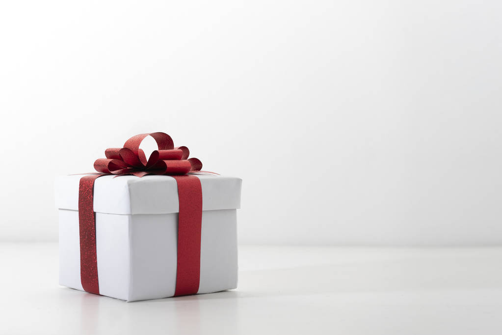 Червона відкрита подарункова коробка об'єктів вечірки на білому тлі
 - Фото, зображення