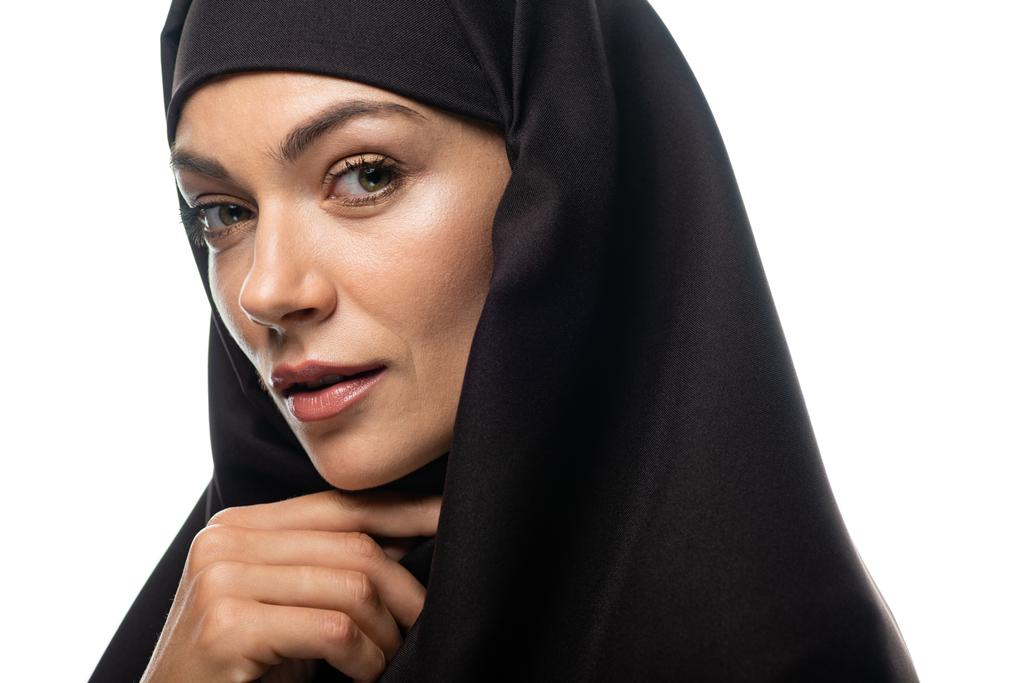 schöne junge muslimische Frau im Hijab isoliert auf weiß - Foto, Bild