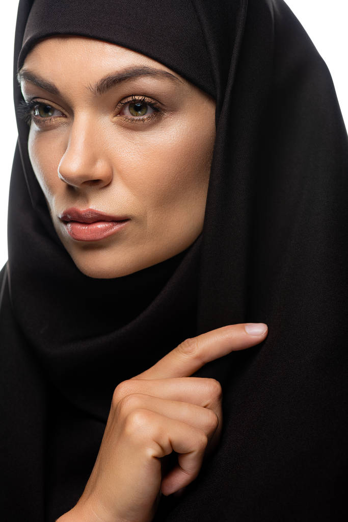jovem mulher muçulmana atraente no hijab olhando para longe isolado no branco
 - Foto, Imagem