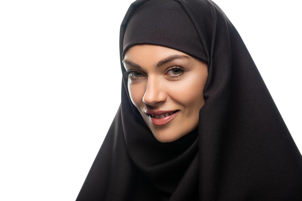 alegre atractiva joven musulmana en hijab aislado en blanco
 - Foto, Imagen