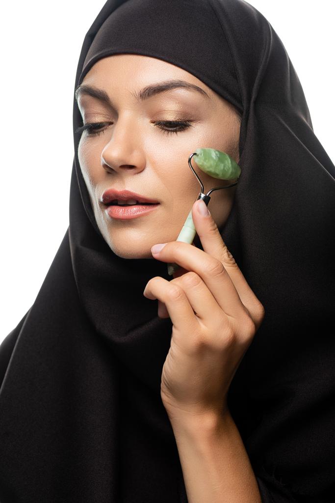 junge muslimische Frau im Hijab mit Jade-Rolle isoliert auf weiß - Foto, Bild