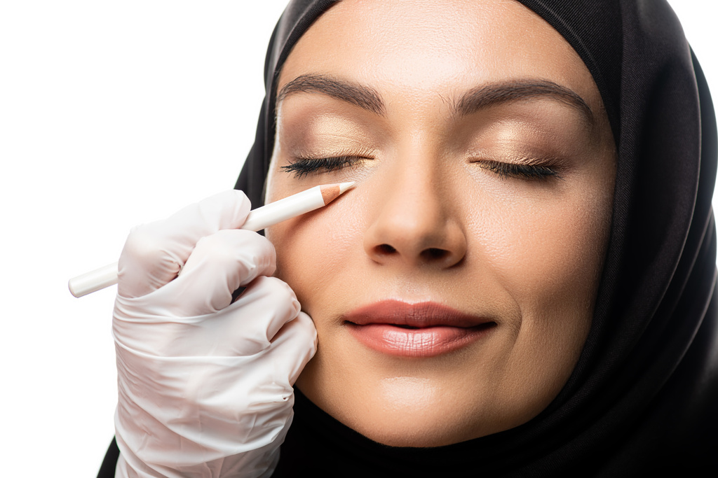Estetik cerrah, genç Müslüman kadını beyaza izole edilmiş estetik ameliyata götürüyor. - Fotoğraf, Görsel