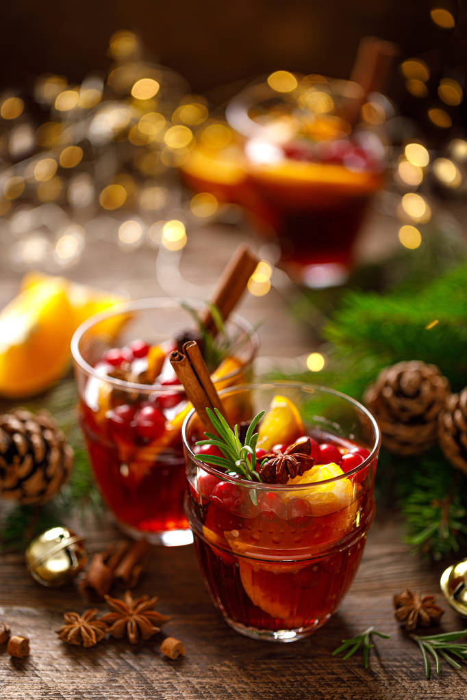 Świąteczne grzane wino. Tradycyjny świąteczny napój z dekoracjami i jodłą - Zdjęcie, obraz