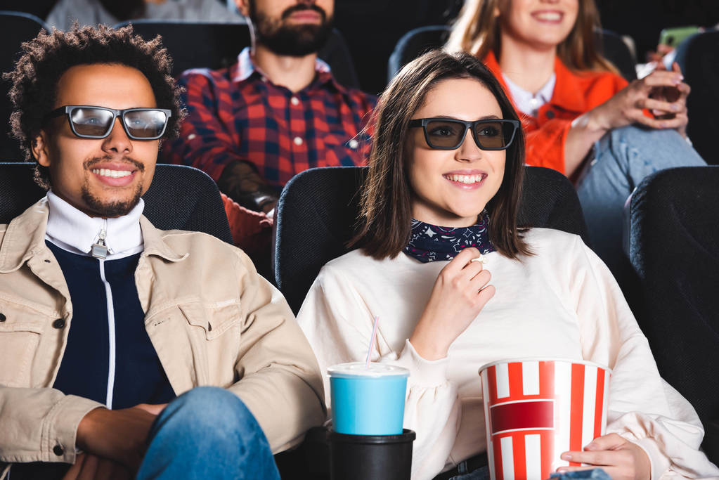 foyer sélectif d'amis multiethniques dans des lunettes 3D souriant et regarder des films au cinéma
  - Photo, image