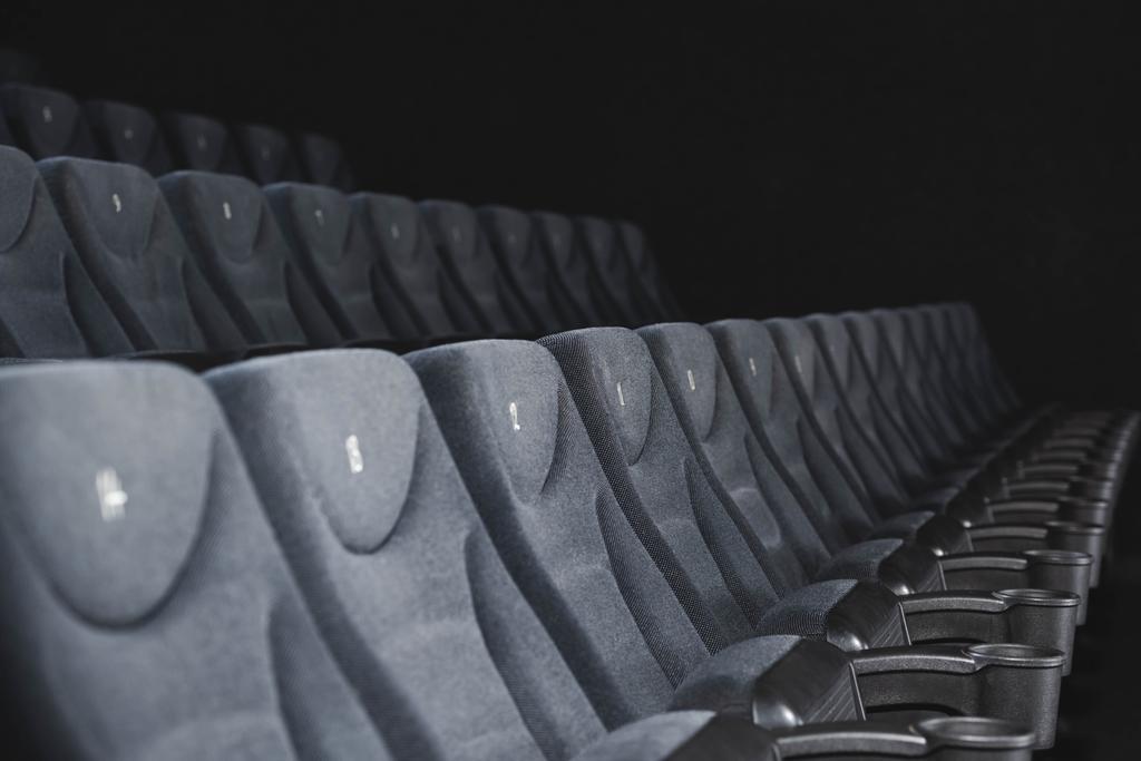 foco seletivo da sala de cinema com assentos cinza
  - Foto, Imagem