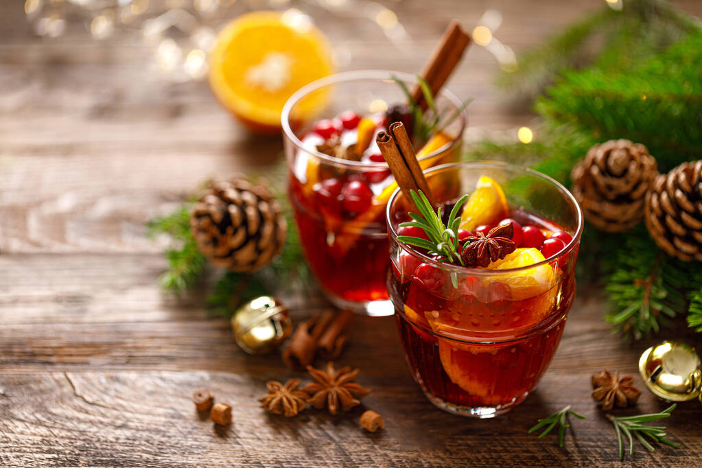 Kerst glühwein. Traditionele feestelijke drank met decoratie en vuurtje - Foto, afbeelding
