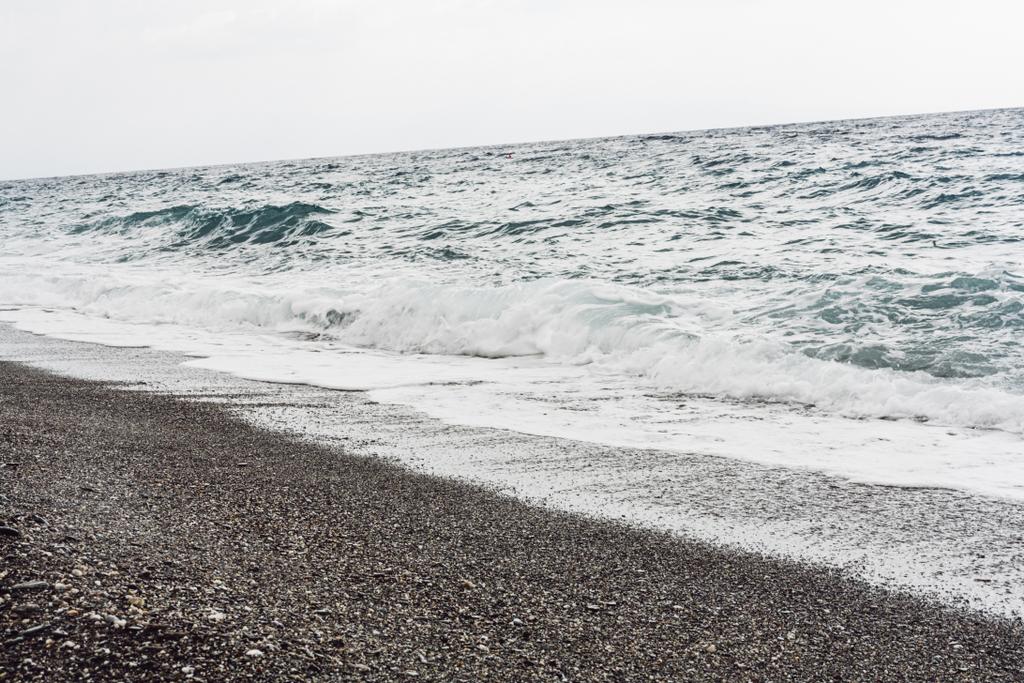 olas marinas en la playa de arena en la costa
  - Foto, imagen
