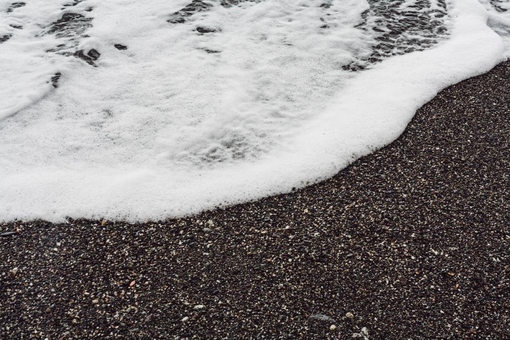 espuma do mar na praia de areia na costa
  - Foto, Imagem