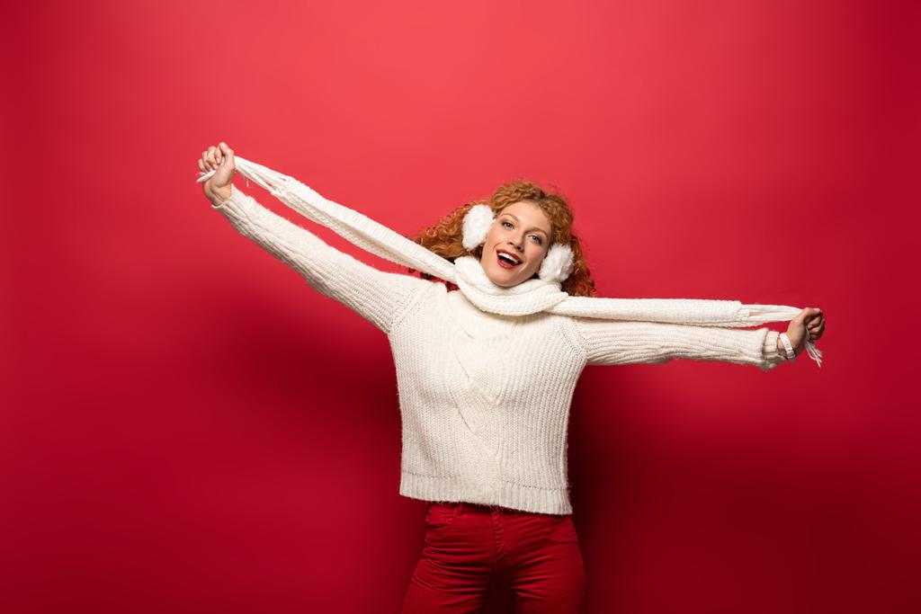 bella donna allegra posa in abito invernale isolato sul rosso
 - Foto, immagini