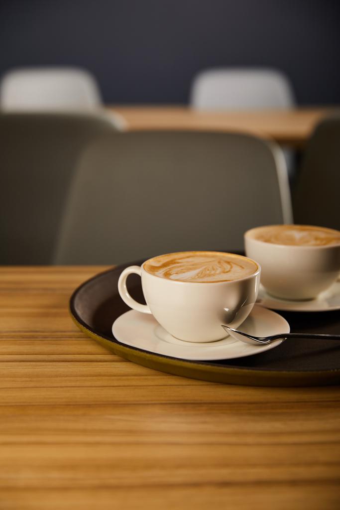 szelektív fókusz cappuccino fehér csésze fekete tálca  - Fotó, kép